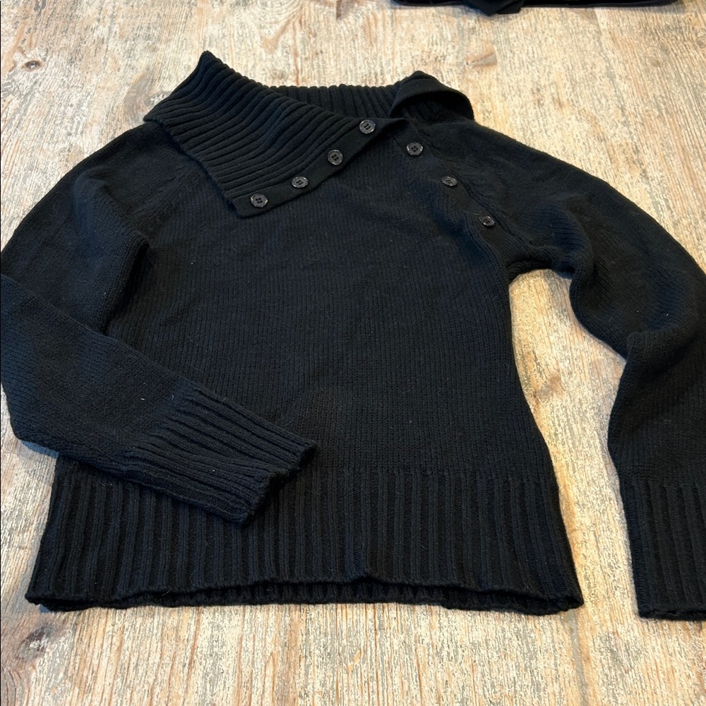 Vintage Women's Black Button-Detail Sweater
